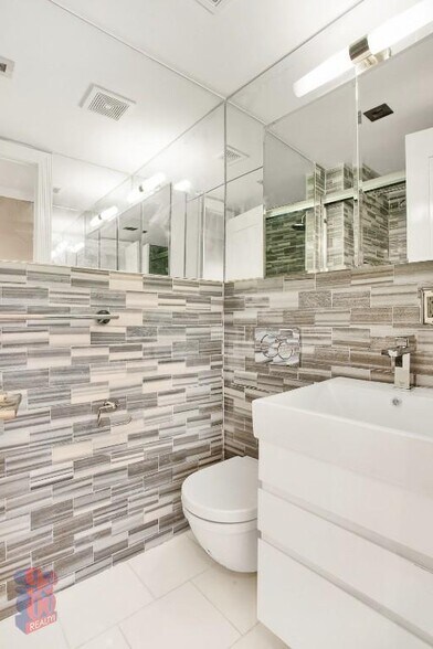 Building Photo - 2100 2nd Ave