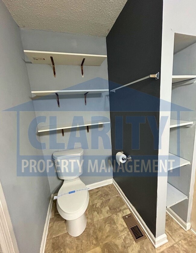 Building Photo - Centrally located 3 bedroom home!