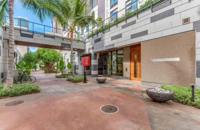 Building Photo - 555 South St