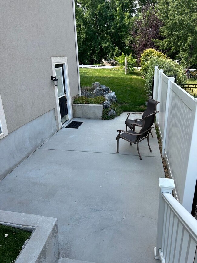 Building Photo - Don't miss out on this gorgeous and spacious basement apartment. It will go fast!!