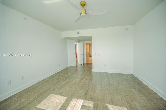 Building Photo - 15051 Royal Oaks Ln