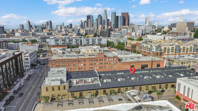 Building Photo - 940 E 2nd St