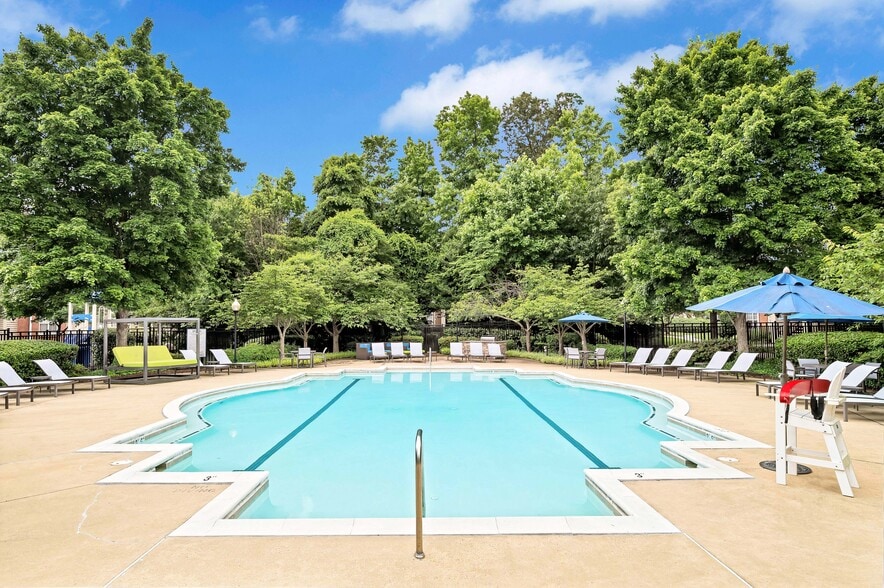 Resort style pool with sundeck - Annapolis Bay