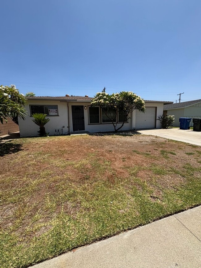 Building Photo - Lovely 3 Bedroom 1 Bath House with Garage