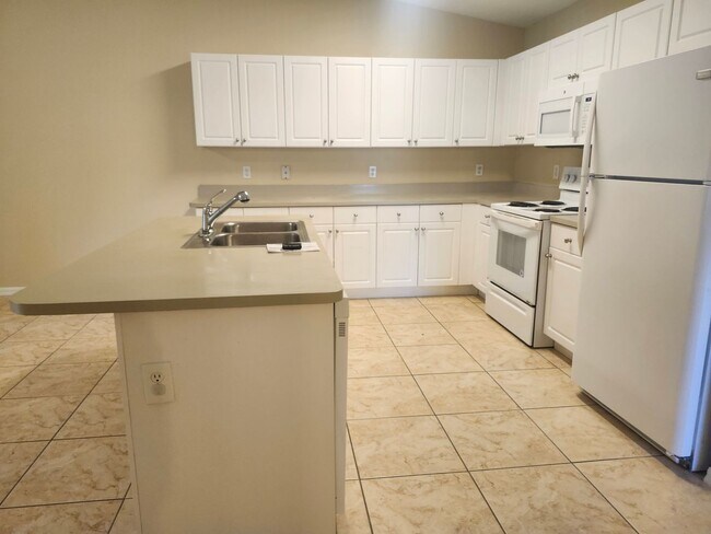 Building Photo - 3 bedroom 2 bath 1 car garage duplex