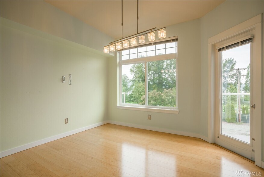 Building Photo - 3500 E Lake Sammamish Pky SE