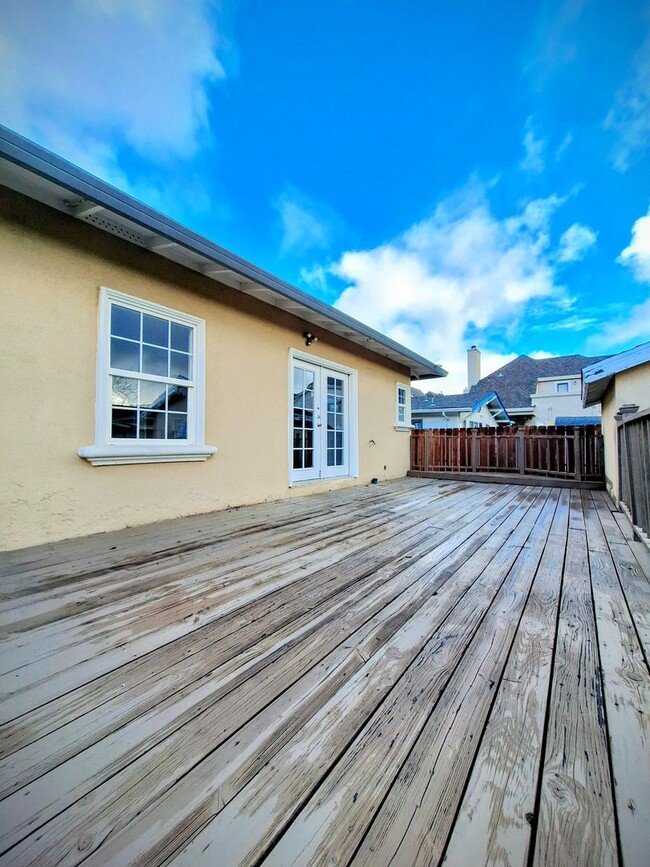 Building Photo - Charming Country-Style Home w/Off-Street P...