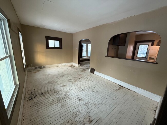 Building Photo - 3 BED 1 BATH IN THE OLD BROOKLYN NEIGHBORH...