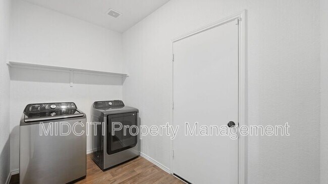 Building Photo - 255 Granary Dr