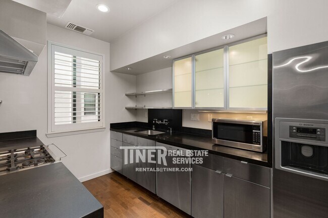 Building Photo - Fabulous Midtown Brownstone