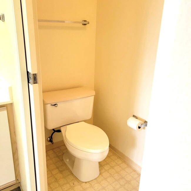 Building Photo - Northpointe Townhouse - 2 bedrooms, 2 baths, 2 parkings