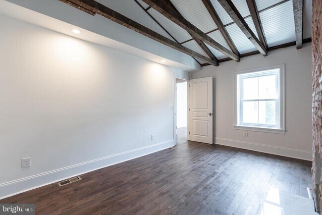 Building Photo - 130 W Laurel St