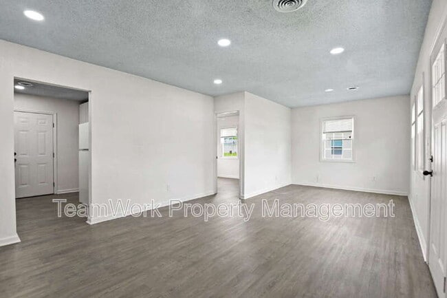 Building Photo - 3027 Azalea Dr