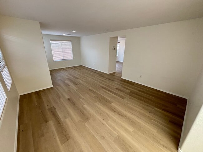 Building Photo - Gorgeous 3bed/1bath w/ 2 Car Garage located in Henderson!— Enjoy Rent-Free Holidays!