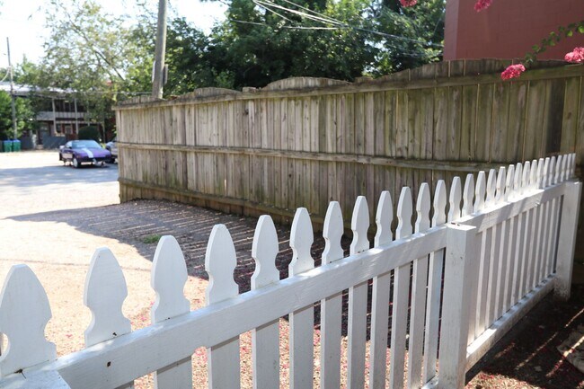 Building Photo - MAIN2220