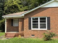 Building Photo - "Charming 3-Bed Duplex with Gleaming Hardw...