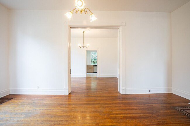 Building Photo - 1940-1946-1946 SW Market St Dr