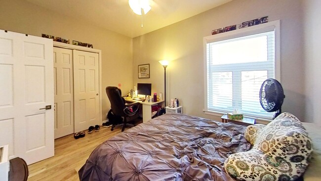Building Photo - Rehabbed Second Floor Southport Corridor T...