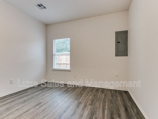 Building Photo - 8012 NW 110th Dr