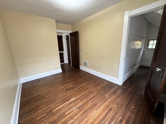 Building Photo - 3 Bedroom House