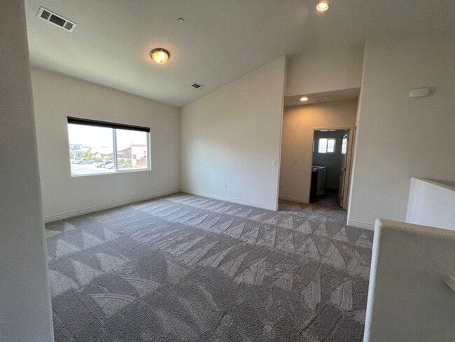 Building Photo - Like New Spacious Home in Gated Community