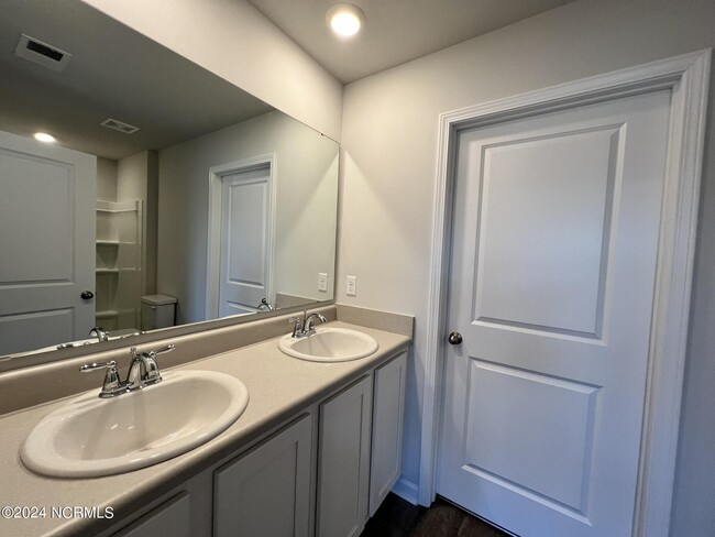 Building Photo - 8219 E Highcroft Dr NE