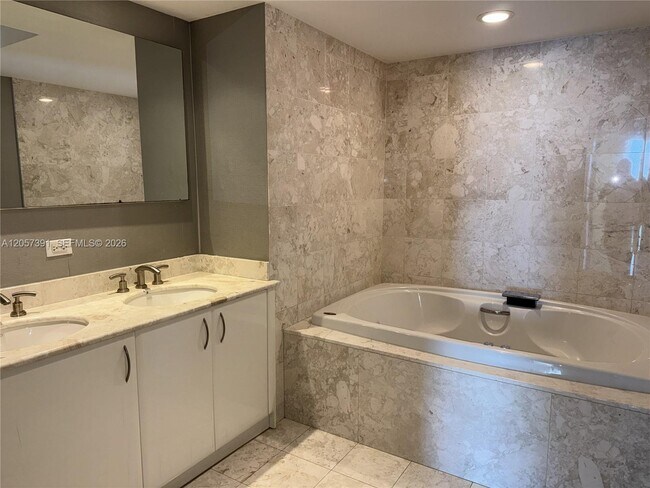 Building Photo - 1331 Brickell Bay Dr