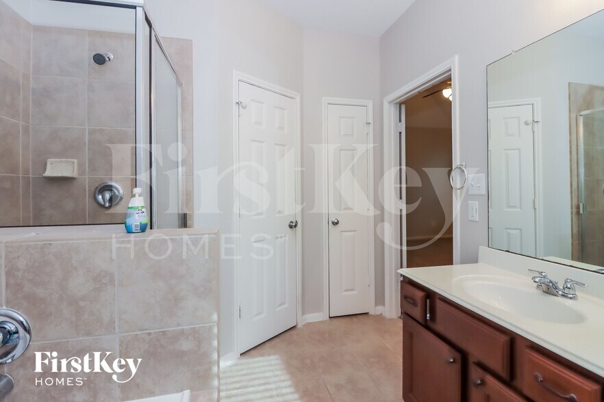 Building Photo - 16342 River Wood Ct