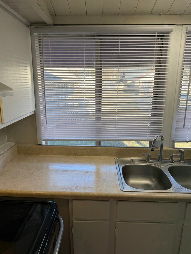 Building Photo - 10 Cedarvilla Dr