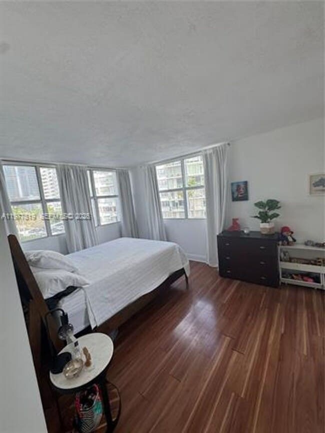 Building Photo - 1420 Brickell Bay Dr