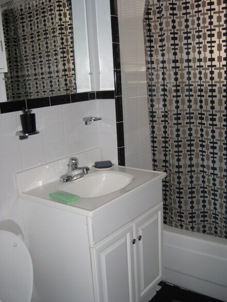 Building Photo - 52 Garden St