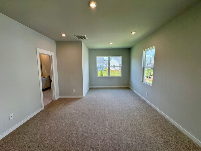 Building Photo - Beautiful 4BR/3BA Townhouse in Griffith Lakes