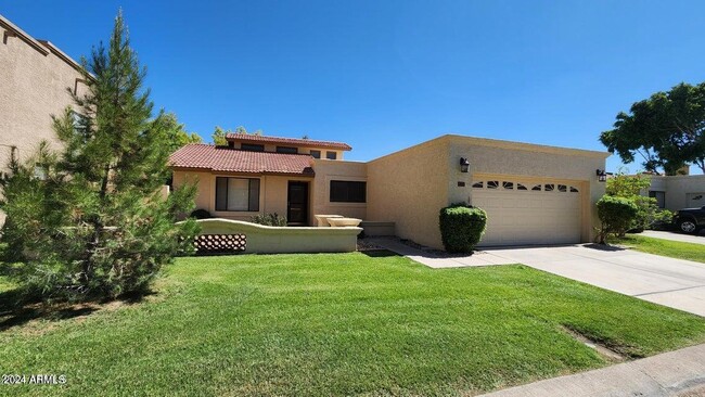 Building Photo - 211 E Tremaine Ave