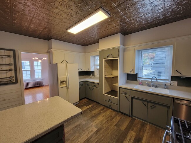 Building Photo - Beautiful Cedar Falls Home