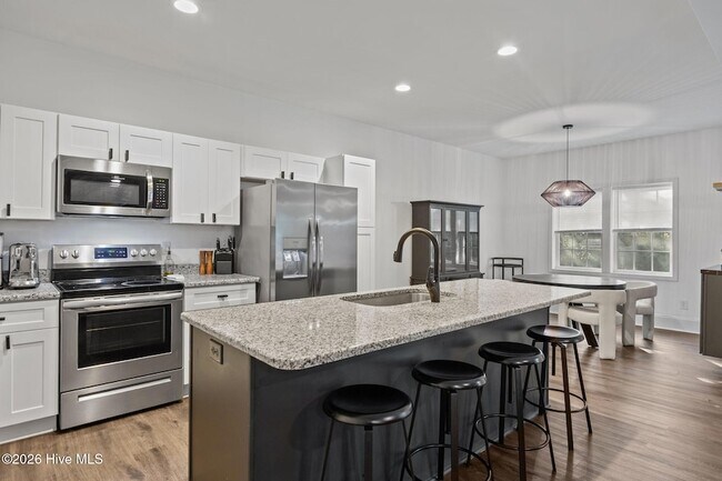 Building Photo - 521 N Hale St