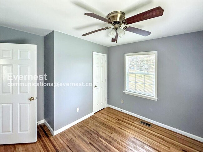 Building Photo - 2907 Lakeside Dr