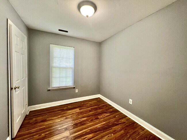 Building Photo - CONVENIENT LOCATION 3 Bedroom