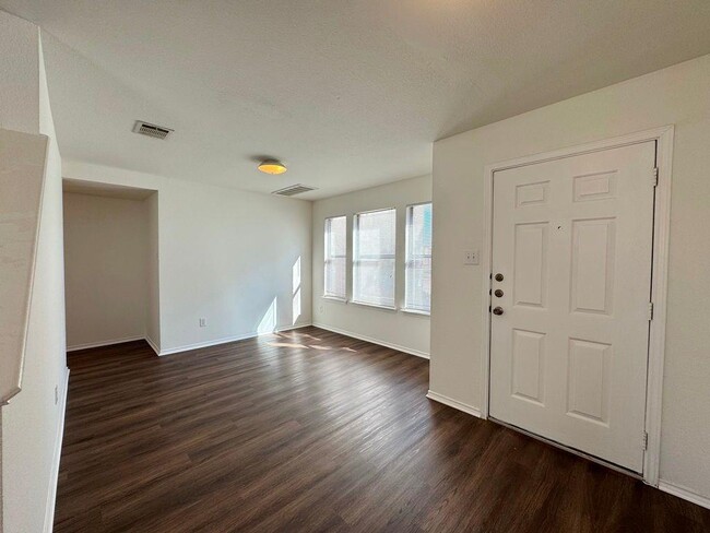 Building Photo - 2013 Rim Rock Dr