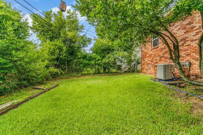 Building Photo - Adorable Midtown Duplex