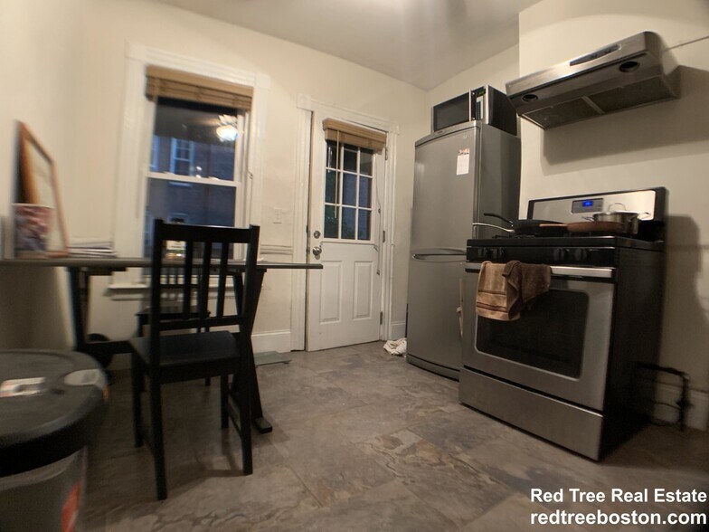 Building Photo - 49 St Germain St