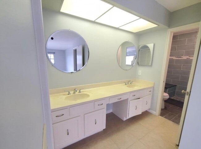 Building Photo - 423 Pine Tree Ct