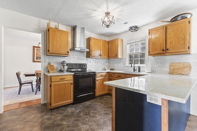 Building Photo - Inviting Jacksonville Home Near Shopping, Dining & Everyday Conveniences