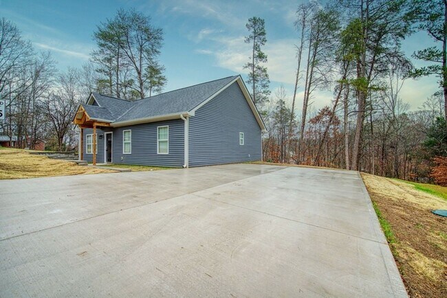 Building Photo - Craftsman Style Home in Greer