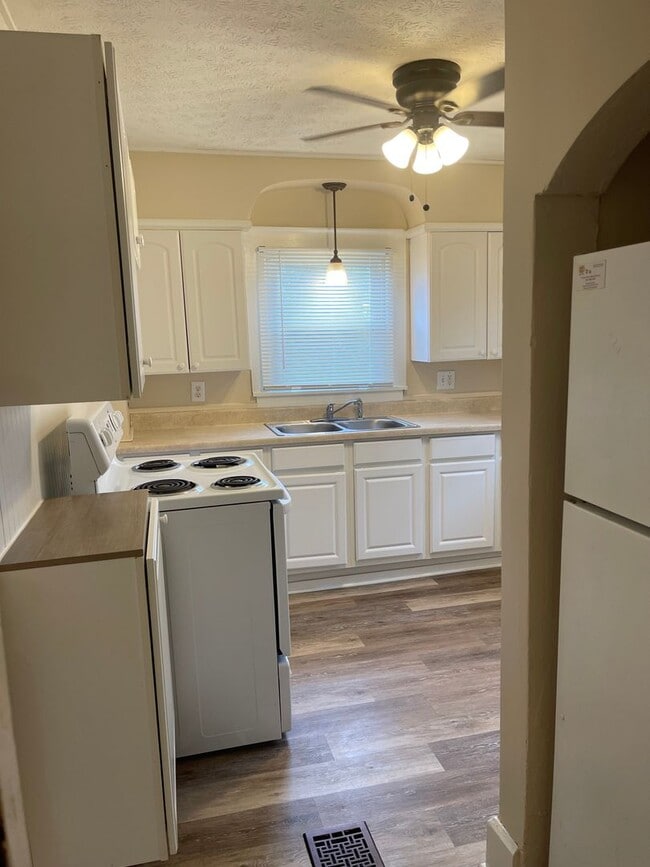 Building Photo - 310 E 14th St