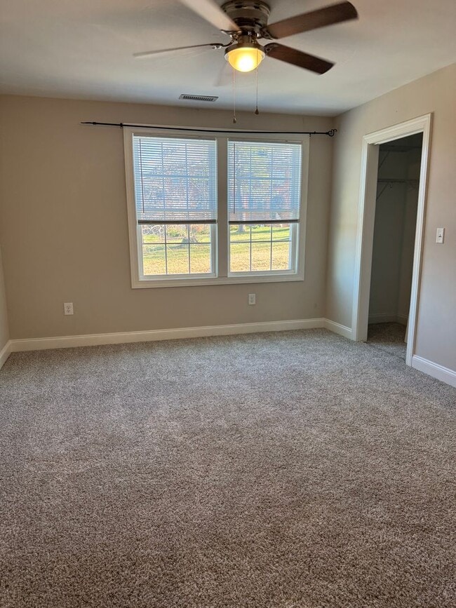 Building Photo - 1006 10th Ave NE