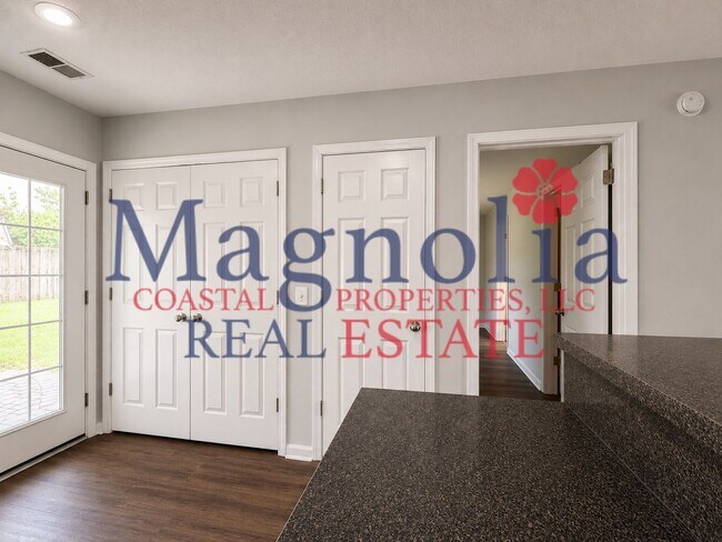Building Photo - 4 Bedrooms, 2.5 Bathrooms in Live Oak Subdivision