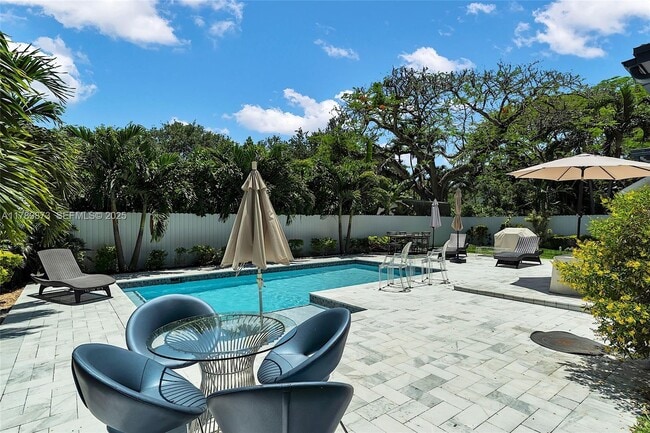 Building Photo - 660 NE 121st St