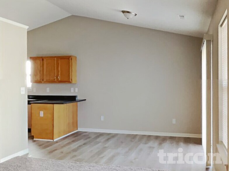 Building Photo - 2220 Lakecrest Dr