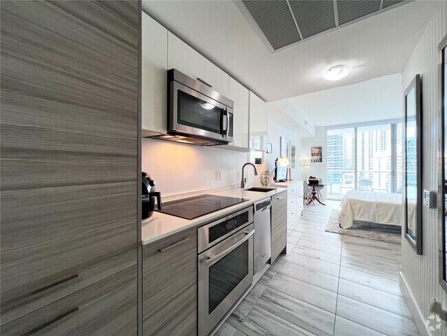 Building Photo - 1300 Brickell Bay Dr