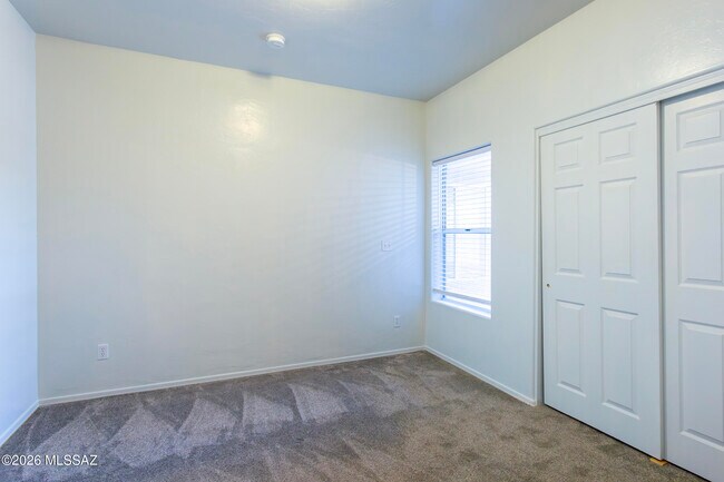 Building Photo - 392 Falcon Ct